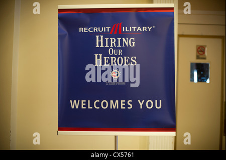 Arbeitssuchenden eine Jobmesse für Kriegsveteranen in Midtown in New York zu besuchen Stockfoto