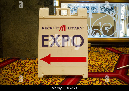 Arbeitssuchenden eine Jobmesse für Kriegsveteranen in Midtown in New York zu besuchen Stockfoto