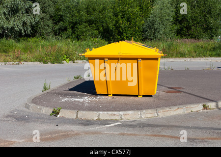 städtischen gelbe industrielle Abfälle Papierkorb Stockfoto
