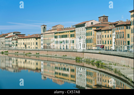 Europa, Italien, Toskana, Pisa, historisches Viertel spiegelt sich in den Fluss Arno Stockfoto