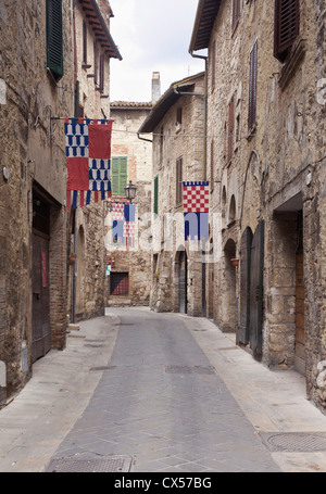 Europa, Italien, Umbrien, San Gemini, Street im historischen Bezirk eingerichtet für Ritterturniere Festival Stockfoto
