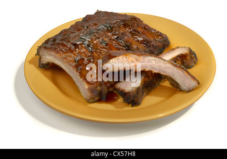 Baby Back Ribs auf ein gelbes Schild auf weißem Hintergrund fotografiert Stockfoto