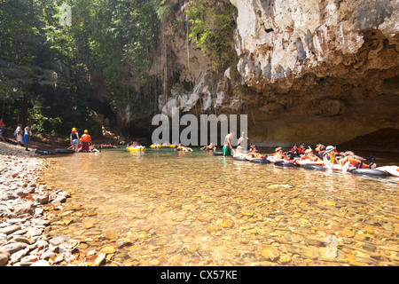 Tourist-Welle und River Tubing im Cayo District in Mittelamerika, Belize. Stockfoto