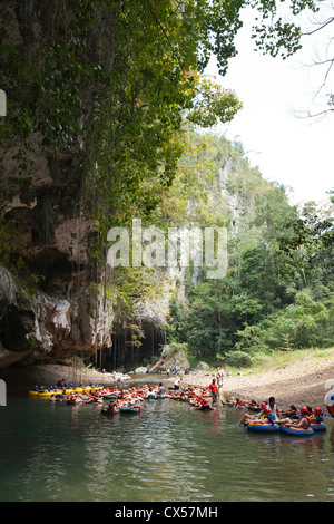 Tourist-Welle und River Tubing im Cayo District in Mittelamerika, Belize. Stockfoto