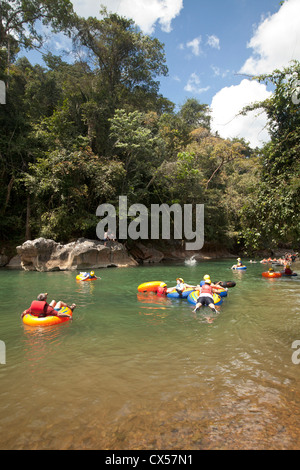 Tourist-Welle und River Tubing im Cayo District in Mittelamerika, Belize. Stockfoto