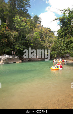 Tourist-Welle und River Tubing im Cayo District in Mittelamerika, Belize. Stockfoto