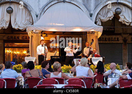 Musiker spielen Musik in der Abenddämmerung in Markusplatz entfernt, Venedig, Italien. Stockfoto