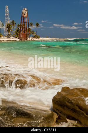 Blick auf Leuchtturm auf Half Moon Caye Naturdenkmal.  Mittelamerika, Belize. Stockfoto