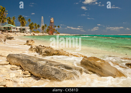 Blick auf Leuchtturm auf Half Moon Caye Naturdenkmal.  Mittelamerika, Belize. Stockfoto