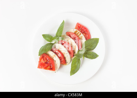 Mozzarella, Rucola & Tomaten Salat auf einem weißen Teller Stockfoto