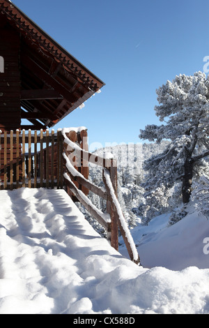 Chalet mit Schnee bedeckt Stockfoto