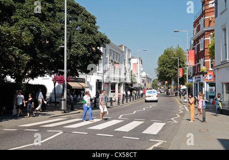 Gesamtansicht (ca. aussehende Ost) vorbei an einem Fußgängerüberweg und entlang der Kings Road, Chelsea, London, SW3, UK. Stockfoto