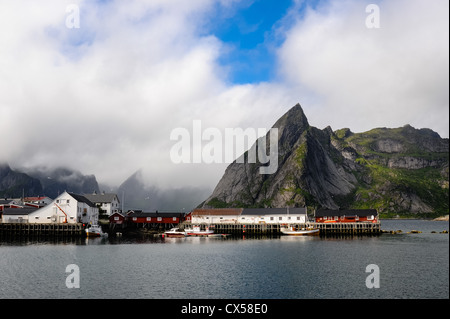 Norwegen, Lofoten. Hamnøy ist ein kleines Fischerdorf in Moskenes. Stockfoto