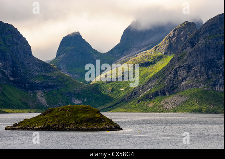 Norwegen, Lofoten. Der Fjord zwischen Moskenesøya und Flakstadøya. Stockfoto
