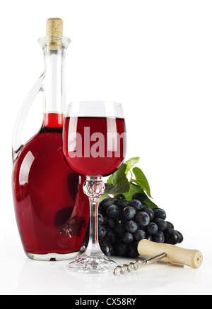 Flasche und Glas mit Wein isoliert auf weißem Hintergrund. Clipping-Pfad enthalten Stockfoto