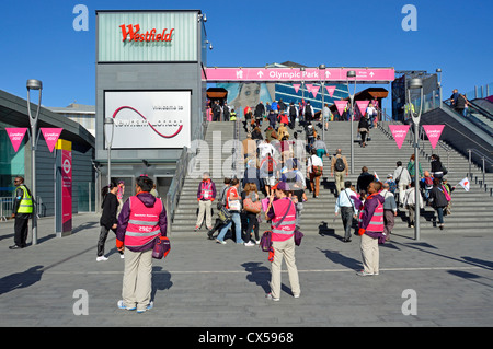 Zuschauer Assistenten führen Besucher von London Paralympics 2012 in Richtung Einkaufszentrum Westfield in Stratford City & Queen Elizabeth Olympic Park GROSSBRITANNIEN Stockfoto