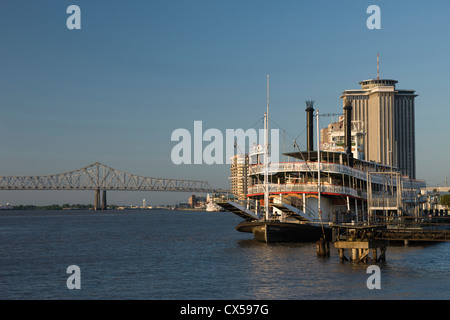 NATCHEZ DAMPFSCHIFF RADDAMPFER FESTGEMACHT AN DER MOONWALK WALDENBURG PARK WATERFRONT FRANZÖSISCHE VIERTEL DOWNTOWN NEW ORLEANS LOUISIANA USA Stockfoto