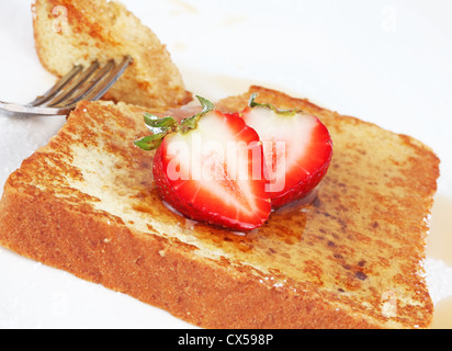 French Toast mit Sirup und Erdbeeren Stockfoto