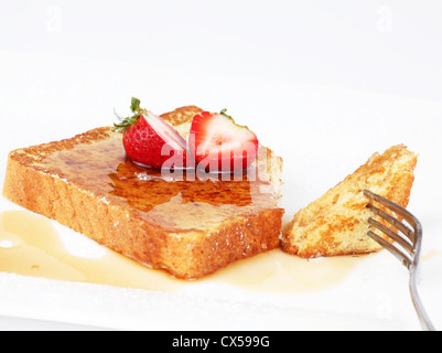 French Toast mit Sirup und Erdbeeren Stockfoto