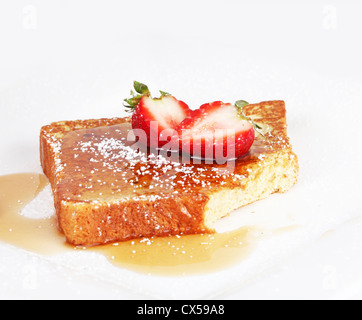 French Toast mit Sirup und Erdbeeren Stockfoto