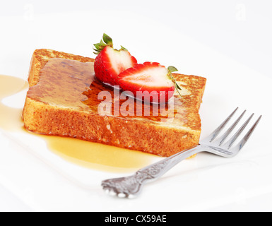 French Toast mit Sirup und Erdbeeren Stockfoto