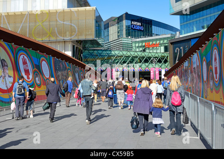 Zuschauer & Shopper auf Steg führt zu den Westfield Shopping-Malls & London 2012 Olympische Park-Eingang Stockfoto