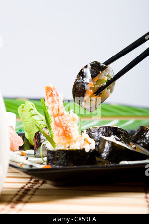 Ess-Stäbchen Sushi Roll Abholung Stockfoto