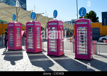 Britische Telefonzellen lackiert Olympischen pink & angepasst als Informationsstellen für die Spiele 2012 in London in der Nähe Stratford Bus & Bahn Bahnhof East London Großbritannien Stockfoto