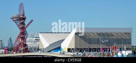 London 2012 Olympic Park vista mit Orbit Tower, Teil des Hauptstadions und das Logo der Paralympischen Spiele auf dem Aquatics Center temporäre Tribünen Newham UK Stockfoto