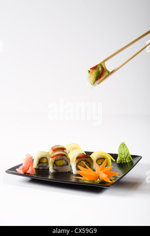 Ess-Stäbchen Abholung Sushi-Rollen Stockfoto