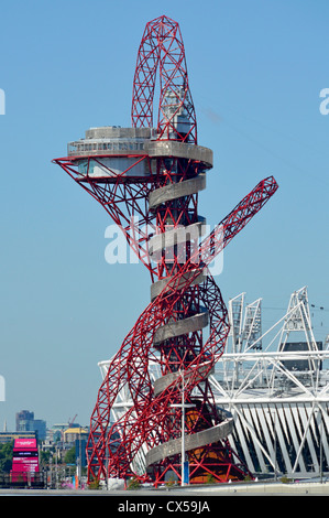 London 2012 Olympic Park abgeschlossen Arcelormittal Orbit Turm und ein Teil der wichtigsten London Olympics Stadion Stratford Newham East London England Großbritannien Stockfoto