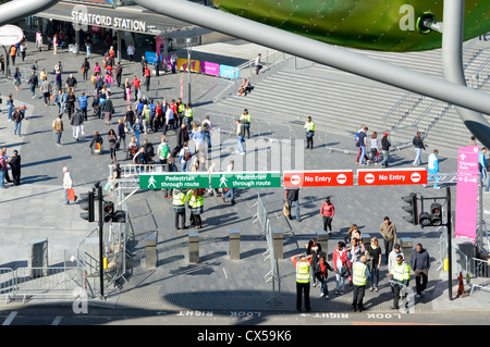 Blick von oben auf die Fußgängerzone Crowd control über stark befahrene Straße außerhalb der Bahnhof Stratford London 2012 während der Olympischen Spiele und die Paralympics Großbritannien Stockfoto