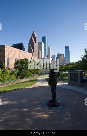 STATUE GEORGE H W BUSH MONUMENT (©CHAS FAGAN 2004) SESQUICENTENNIAL PARK DOWNTOWN SKYLINE HOUSTON TEXAS USA Stockfoto