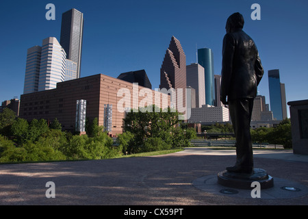 STATUE GEORGE H W BUSH MONUMENT (©CHAS FAGAN 2004) SESQUICENTENNIAL PARK DOWNTOWN SKYLINE HOUSTON TEXAS USA Stockfoto