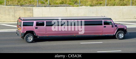 Seitenansicht der langen Luxus-Stretch-Limousine mit getönter Dunkelheit fenster bei Geschwindigkeit Fahren auf der Autobahn M25 Autobahn Essex England VEREINIGTES KÖNIGREICH Stockfoto