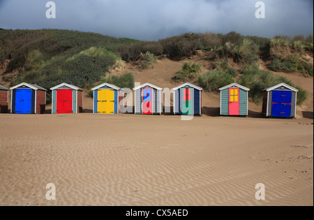 Reihe von bunten Strandhäuschen am Sandstrand Stockfoto