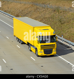 Unmarkierte kontinentalen linken Laufwerk Daf LKW auf Autobahn Stockfoto