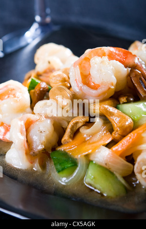 Im chinesischen Stil Garnelen unter Rühren braten mit Gemüse Stockfoto