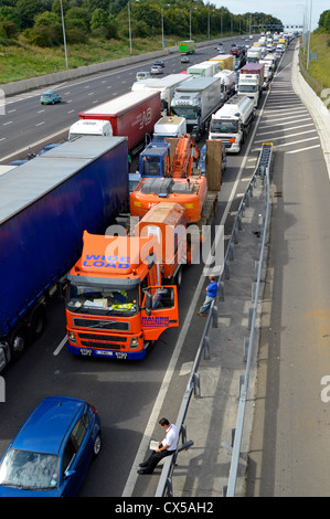 Autobahn Stau Mit Gegliederten Auto Transporter LKW Beladen Mit British ...