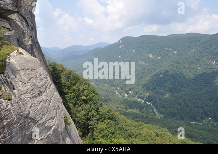 Ein Blick auf Hickory Mutter Schlucht von Chimney Rock. Stockfoto