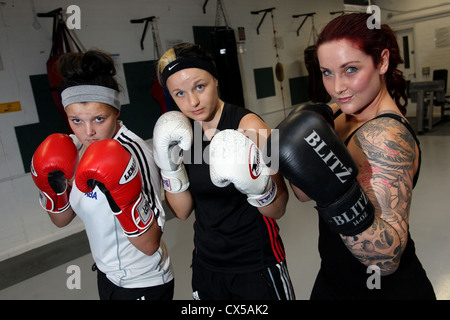 Eine Gruppe von jungen kommende Boxerinnen training in einem Fitnessstudio in Brighton, East Sussex, UK. Stockfoto