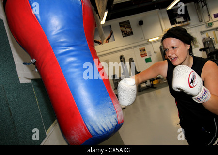 Eine Gruppe von jungen kommende Boxerinnen training in einem Fitnessstudio in Brighton, East Sussex, UK. Stockfoto