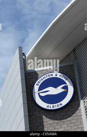 Brighton und Hove-Fußball-Club-Logo an der Seite ihrer neuen AMEX Stadion in Flamer, Brighton, East Sussex, UK. Stockfoto