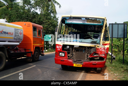 Unfall von einem Regierung öffentliche Verkehrsmittel Bus KSRTC auf den Straßen von Kerala Indien Stockfoto