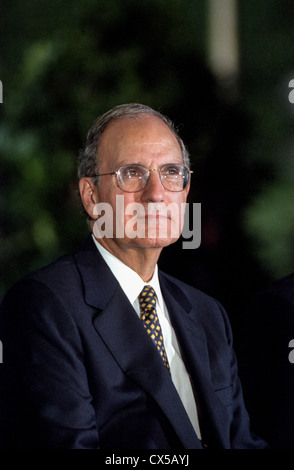 Ehemalige US-Senator und Irland Frieden Gesandte George Mitchell während der Paul O' Dwyer Frieden und Justizzentrum Preisverleihung auf dem South Lawn des weißen Hauses 11. September 1998 in Washington, DC. Präsident Clinton wurde der Award für seine Arbeit bei der Frieden in Nordirland. Stockfoto