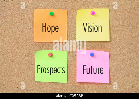 Haftnotizen auf Pinnwand Stockfoto