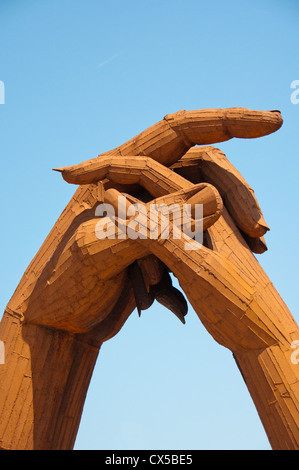 Umklammernden Hände Statue, Gretna Green, Schottland. Symbol der Einheit der Ehe in der alten Schmiede, wo entlaufene Paare heiraten werden Stockfoto