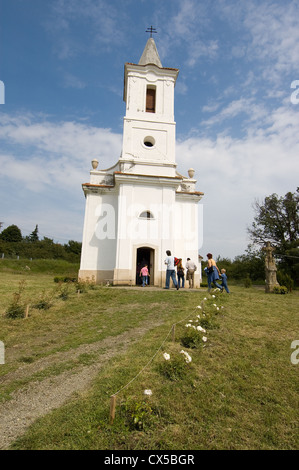 Elk190-2147v Ungarn, Szentendre, ethnographische Freilichtmuseum, Kirche mit Besuchern Stockfoto