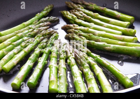 Pfanne braten Spargel Stockfoto