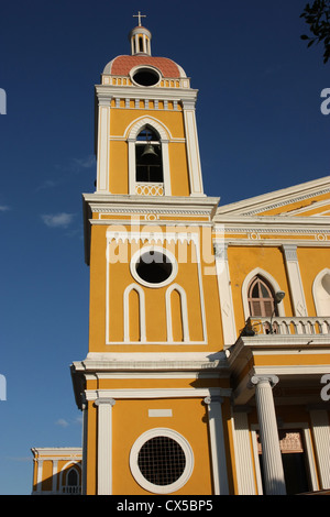 Bell Tower von Granada Kathedrale (Kathedrale der Menschwerdung) an Unabhängigkeit Plaza, Nicaragua, Mittelamerika Stockfoto